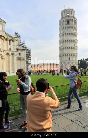 Touristen-schiefe Turm von Pisa, Piazza dei Miracoli, Pisa Stadt, UNESCO World Heritage Site, Toskana, Italien, Europa. Stockfoto