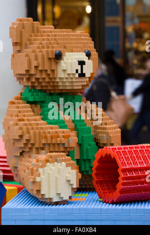 Santas Zug und Elfen mit Teddybären und Geschenke gemacht von Lego in Covent Gardens London England angezeigt Stockfoto