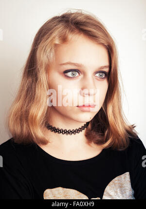 Schöne kaukasischen blonde Teenager-Mädchen in schwarz. Studio-Porträt auf weißem Hintergrund mit weichen Schatten und warmen tonale correctio Stockfoto