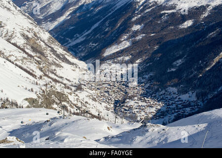 Winter-Blick auf das Tal und die Stadt Zermatt Stockfoto