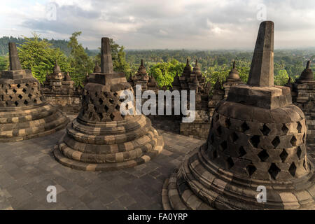 Stupas im 9. Jahrhundert Mahayana buddhistische Tempel Borobudur nahe Yogyakarta, Java, Indonesien, Asien Stockfoto