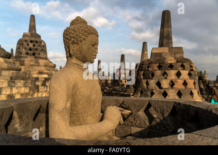 Buddha-Statue und Stupas im 9. Jahrhundert Mahayana buddhistische Tempel Borobudur nahe Yogyakarta, Java, Indonesien, Asien Stockfoto
