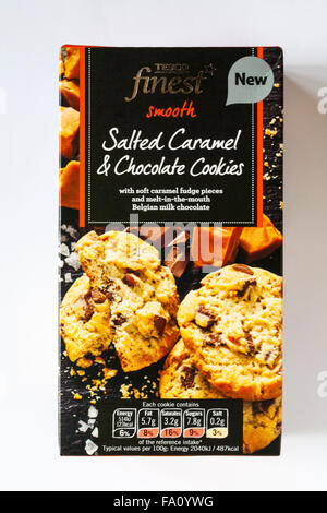 Schachtel mit Tesco besten neuen glatten gesalzen Caramel & Schokolade Cookies Kekse isoliert auf weißem Hintergrund Stockfoto