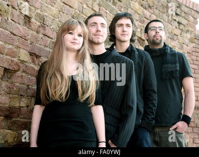 Vier junge Freunde, die zusammen in einer Rock-Metal-Band waren. Stockfoto