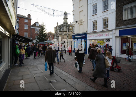 Weihnachts-Einkäufer in North Street, Chichester, West Sussex, England tun einige Last Minute shopping am letzten Samstag vor Weihnachten. Stockfoto