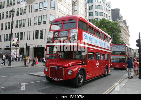 EINE VORNE BEIFAHRERSEITE LANDSCHAFTSANSICHT EINES ROTEN TRADITIONELLEN LONDONER ROUTEMASTER BUS BETRIEBENE POSTKUTSCHE AUF DER ROUTE 15 Stockfoto