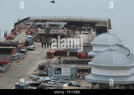 RESTAURIERUNGSARBEITEN AM HASTINGS PIER, EAST SUSSEX, GROßBRITANNIEN IM MÄRZ 2015 Stockfoto