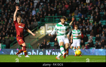 Celtic Park, Glasgow, Schottland. 19. Dezember 2015. Scottish Premier League. Celtic gegen Motherwell. Nadir Ciftci schießt aber ist gekennzeichnet abseits Credit: Action Plus Sport/Alamy Live News Stockfoto