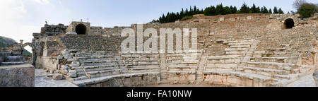 Im großen Theater in der antiken Stadt Ephesus, in der Nähe von Izmir, Ägäische Region, Türkei. Stockfoto