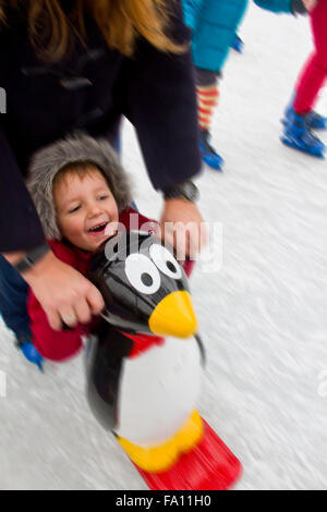 Eislaufen am Weihnachtsmarkt, Princes Street, Edinburgh, Schottland, Großbritannien Stockfoto