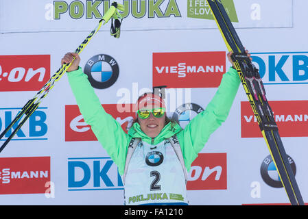 Pokljuka, Slowenien. 19. Dezember 2015. Laura Dahlmeier aus Deutschland in 10km Verfolgung der Frauen beim Biathlon-Weltcup-Rennen auf der Pokljuka auf Podest. Bildnachweis: Rok Rakun/Pacific Press/Alamy Live-Nachrichten Stockfoto