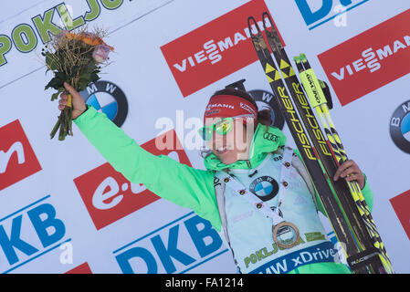 Pokljuka, Slowenien. 19. Dezember 2015. Laura Dahlmeier aus Deutschland in 10km Verfolgung der Frauen beim Biathlon-Weltcup-Rennen auf der Pokljuka auf Podest. Bildnachweis: Rok Rakun/Pacific Press/Alamy Live-Nachrichten Stockfoto