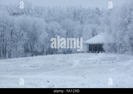 herrliche Winterlandschaft mit einem Haus und Bäume im Raureif Stockfoto