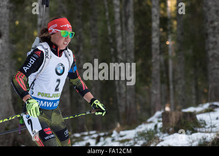 Pokljuka, Slowenien. 19. Dezember 2015. Laura Dahlmeier aus Deutschland auf dem Golfplatz in 10km Verfolgung der Frauen beim Biathlon-Weltcup-Rennen auf der Pokljuka. Bildnachweis: Rok Rakun/Pacific Press/Alamy Live-Nachrichten Stockfoto