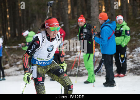 Pokljuka, Slowenien. 19. Dezember 2015. Laura Dahlmeier aus Deutschland auf dem Golfplatz in 10km Verfolgung der Frauen beim Biathlon-Weltcup-Rennen auf der Pokljuka. Bildnachweis: Rok Rakun/Pacific Press/Alamy Live-Nachrichten Stockfoto