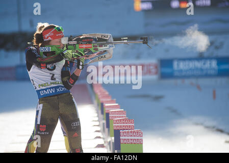 Pokljuka, Slowenien. 19. Dezember 2015. Laura Dahlmeier aus Deutschland auf dem Schießstand bei Frauen 10km Verfolgung beim Biathlon-Weltcup-Rennen auf der Pokljuka. Bildnachweis: Rok Rakun/Pacific Press/Alamy Live-Nachrichten Stockfoto