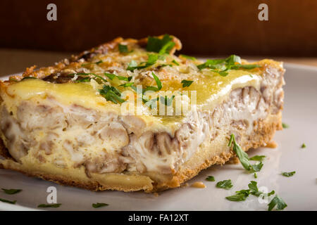 Platte mit Schweinefleisch Gehirn Pudding mit Käse Stockfoto