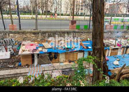 Paris, Frankreich, Migrantenlager, Migrantenlager Rom, Alte Bahngleise, schlechte Wohnungen, Obdachlose, einkommensschwache Nachbarschaft, soziale Versorgungskrise Stockfoto