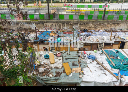 Paris, Frankreich, Migrantenlager, Migrantenlager Rom, Alte Bahngleise, schlechte Wohnungen, obdachlos Stockfoto