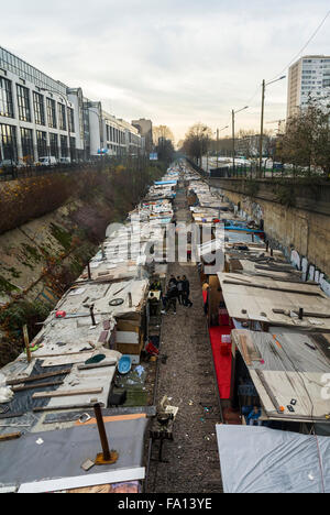 Paris, Frankreich, Migrantenlager, Migrantenlager Rom, Alte Bahngleise, armer Wohnraum, Obdachlose, Armut Stockfoto