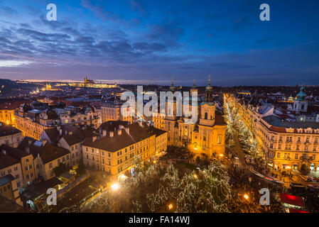 Weihnachtsmärkte in der Prager Altstädter Ring. Blick vom Tower, Prag, Tschechische Republik Stockfoto