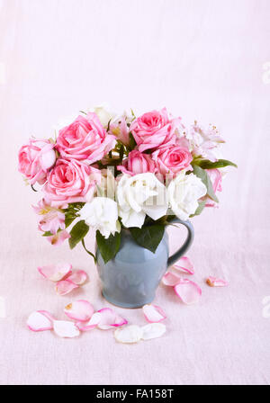 Studio-Stillleben von rosa und weißen Rosen in einem alten Krug Stockfoto