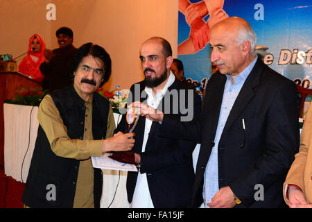 Quetta, Pakistan. 19. Dezember 2015. Chief Minister Balochistan Dr. Abdul Malik Baloch Habib Panezai in Kategorie Drama handeln die "Khan Shaheed Samad Khan Achakzai best Achievement nationalen Award" verleihen. Bildnachweis: Din Muhammad Watanpaal/Alamy Live-Nachrichten Stockfoto