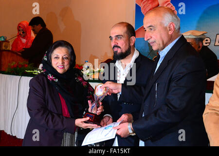 Quetta, Pakistan. 19. Dezember 2015. Chief Minister Balochistan Dr. Abdul Malik Baloch verleihen den "Khan Shaheed Samad Khan Achakzai best Achievement nationalen Award" Suria Din Allah in Kategorie der sozialen Arbeit. Bildnachweis: Din Muhammad Watanpaal/Alamy Live-Nachrichten Stockfoto