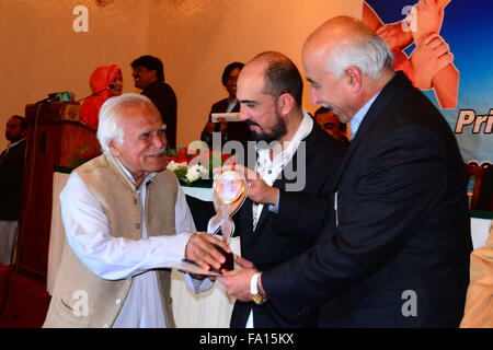 Quetta, Pakistan. 19. Dezember 2015. Chief Minister Balochistan Dr. Abdul Malik Baloch Dr. Abdiul Hai Baloch in Kategorie der Politik der "Khan Shaheed Samad Khan Achakzai best Achievement nationalen Award" verleihen. Bildnachweis: Din Muhammad Watanpaal/Alamy Live-Nachrichten Stockfoto