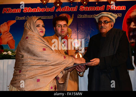 Quetta, Pakistan. 19. Dezember 2015. Provinzieller Minister Dr. Hameed Achakzai Tasneem Sanam in Kategorie der Urdu-Literatur der "Khan Shaheed Samad Khan Achakzai best Achievement nationalen Award" verleihen. Bildnachweis: Din Muhammad Watanpaal/Alamy Live-Nachrichten Stockfoto