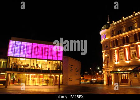 Crucible Theatre (l) und die Lyceum Theatre (r) auf Tudor Square im Stadtzentrum von Sheffield, South Yorkshire England UK Stockfoto