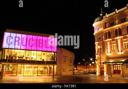 Crucible Theatre (l) und die Lyceum Theatre (r) auf Tudor Platz, Sheffield Stadtzentrum, Yorkshire UK - winter 2015 Stockfoto