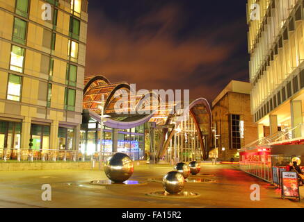 Millennium Square in Sheffield Stadtzentrum, Blick auf den Wintergarten Gewächshaus (L) und angrenzenden St. Pauls Hotel und Spa, Großbritannien Stockfoto