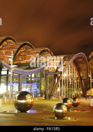 Der Wintergarten auf Millennium Square im Stadtzentrum von Sheffield, South Yorkshire, England UK - Dezember 2015 Stockfoto