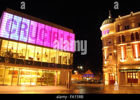 Crucible Theatre (l) und die Lyceum Theatre (r) auf Tudor Platz, Sheffield Stadtzentrum, Yorkshire UK - winter 2015 Stockfoto