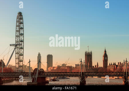 Suche entlang der Themse gegenüber der Houses of Parliament und das London Eye, London 2015 Stockfoto