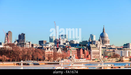 Suche entlang der Themse gegenüber Blackfriars Bridge und der City of London, London 2015 Stockfoto