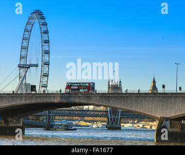 Suche entlang der Themse gegenüber der Houses of Parliament und das London Eye, von Waterloo Bridge, London 2015 Stockfoto