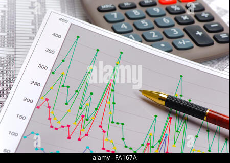 Diagramm und Rechner zeigen Erfolg am Aktienmarkt Stockfoto