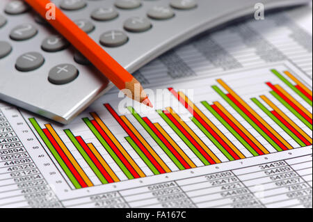 Diagramm und Rechner zeigen Erfolg am Aktienmarkt Stockfoto