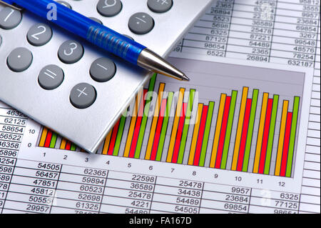 Diagramm und Rechner zeigen Erfolg am Aktienmarkt Stockfoto