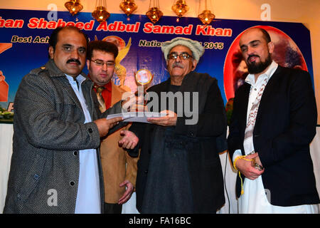 Quetta, Pakistan. 19. Dezember 2015. Provinzieller Minister Dr. Hameed Achakzai geben die "Khan Shaheed Samad Khan Achakzai best Achievement nationalen Award", Syed Gulzar Shah in Kategorie print Journalismus. Bildnachweis: Din Muhammad Watanpaal/Alamy Live-Nachrichten Stockfoto