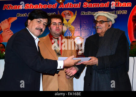 Quetta, Pakistan. 19. Dezember 2015. Provinzieller Minister Dr. Hameed Achakzai Paideen Gran in Kategorie Drama schreiben die "Khan Shaheed Samad Khan Achakzai best Achievement nationalen Award" verleihen. Bildnachweis: Din Muhammad Watanpaal/Alamy Live-Nachrichten Stockfoto