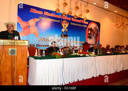 Quetta, Pakistan. 19. Dezember 2015. Provinzieller Minister Dr. Hameed Achakzai spricht den Teilnehmern während der Zeremonie der "Khan Shaheed Samad Khan Achakzai best Achievement national Award". Bildnachweis: Din Muhammad Watanpaal/Alamy Live-Nachrichten Stockfoto