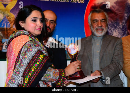 Quetta, Pakistan. 19. Dezember 2015. Berater von chief Minister für Bildung geben die "Khan Shaheed Samad Khan Achakzai best Achievement nationalen Award" Nadia Rasheed in Kategorie der Frauen Deveoplment. Bildnachweis: Din Muhammad Watanpaal/Alamy Live-Nachrichten Stockfoto