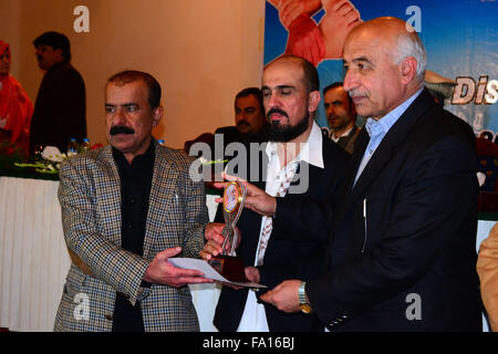 Quetta, Pakistan. 19. Dezember 2015. Chief Minister Balochistan Dr. Abdul Malik Baloch Ayoub Babai in Kategorie elektronische Medien die "Khan Shaheed Samad Khan Achakzai best Achievement nationalen Award" verleihen. Bildnachweis: Din Muhammad Watanpaal/Alamy Live-Nachrichten Stockfoto