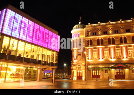 Crucible Theatre (l) und die Lyceum Theatre (r) im Sheffield Stadtzentrum, Yorkshire England UK - Winter, Nacht 2015 Stockfoto