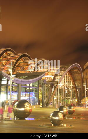 Der Wintergarten auf Millennium Square im Stadtzentrum von Sheffield, South Yorkshire, England UK - 2015 in der Abenddämmerung im Dezember Stockfoto