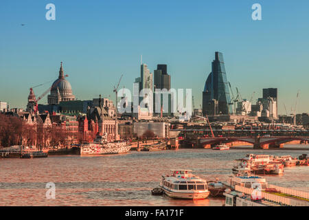 Suche entlang der Themse gegenüber Blackfriars Bridge und der City of London, London 2015 Stockfoto