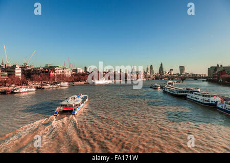 Suche entlang der Themse gegenüber der City of London von Waterloo Bridge London 2015 Stockfoto